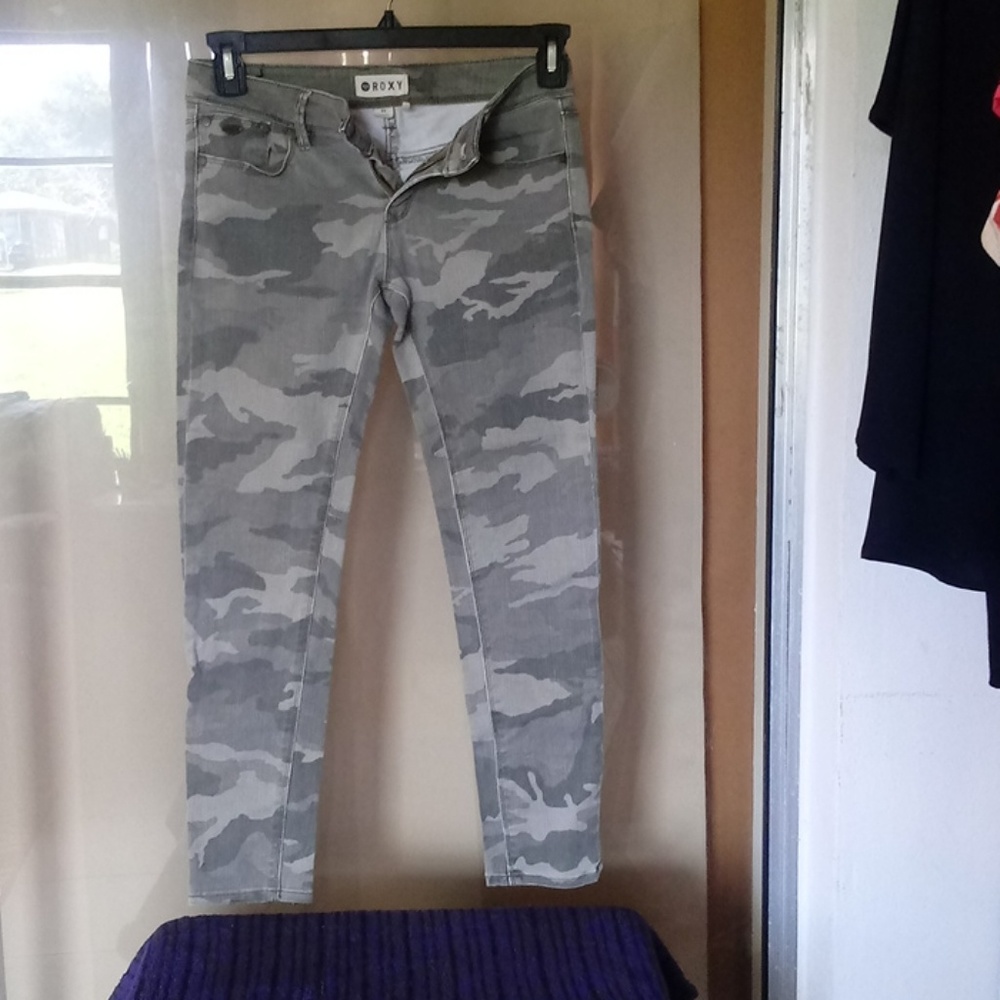 Roxy grey camouflage jeans with zippers at the ank